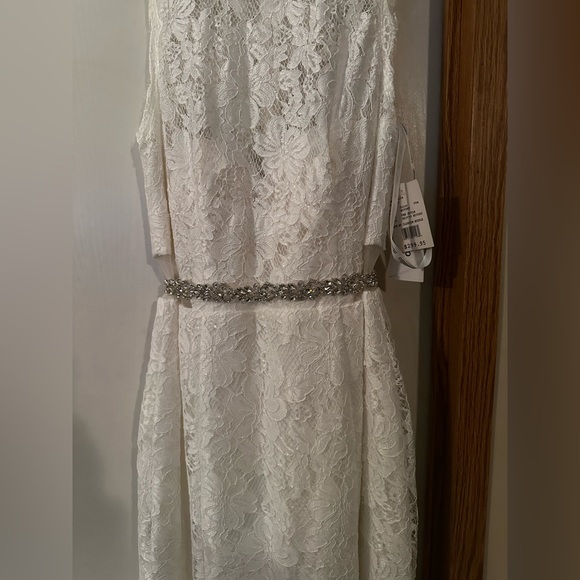 Elegant White Lace Dress - Picture 2 of 8